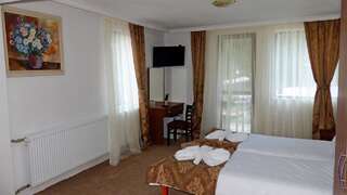 Отель Hotel Merdjan Сырница Трехместный номер с балконом-1