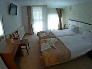 Отель Hotel Merdjan Сырница Двухместный номер с 1 кроватью и балконом-2